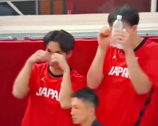 好气啊！小哈珀底角三分命中 日本替补席2人做“哭哭”表情嘲讽