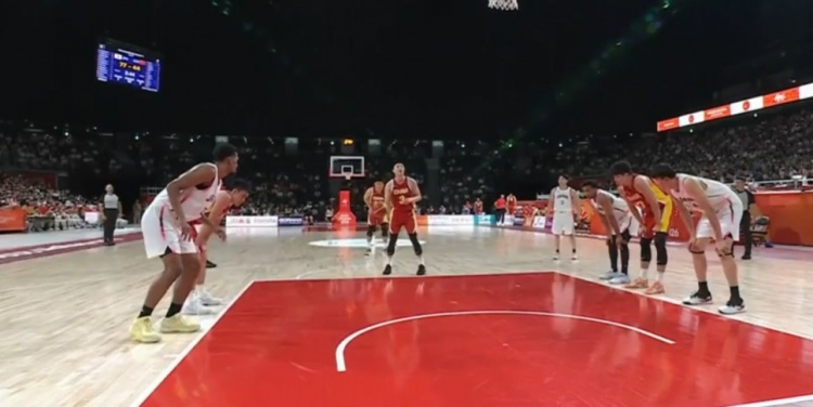 艰难！胡明轩冲击篮筐得手打成2+1 但球队仍落后32分
